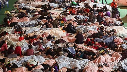 산불로 지친 주민들, 대피소에서 휴식 (영양=연합뉴스) 윤관식 기자 = 26일 경북 영양군 영양군민회관 대피소에서 산불로 인해 대피한 주민들이 휴식을 취하고 있다. 2025.3.26 psik@yna.co.kr