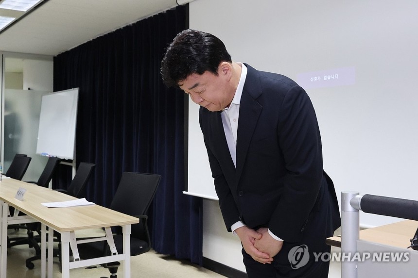 백종원, 고개 숙여 사과 (서울=연합뉴스) 임화영 기자 = 백종원 더본코리아 대표가 28일 서울 서초구 스페이스쉐어 강남역센터에서 열린 첫 정기 주주총회에서 주주들을 향해 사과하고 있다. 2025.3.28 hwayo