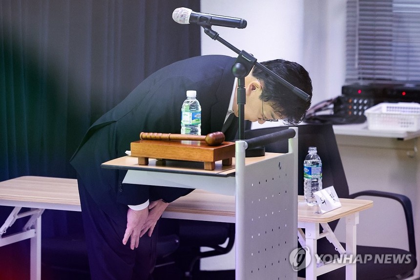 백종원, 주주에게 고개 숙여 사과 (서울=연합뉴스) 임화영 기자 = 백종원 더본코리아 대표가 28일 서울 서초구 스페이스쉐어 강남역센터에서 열린 첫 정기 주주총회에서 주주들을 향해 사과하고 있다. 2025.3.28
