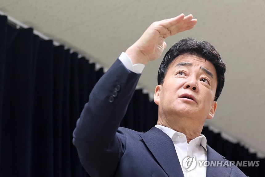 백종원의 첫 사과, &quot;회사 원점에서 재점검하겠다&quot; (서울=연합뉴스) 임화영 기자 = 백종원 더본코리아 대표가 28일 서울 서초구 스페이스쉐어 강남역센터에서 열린 첫 정기 주주총회를 마친 뒤 언론 앞에서 입장 표명 및