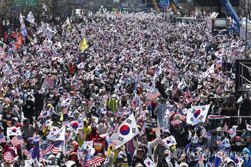 꽃샘추위에도 "<b>탄핵</b>무효"…<b>탄핵반대</b> 광화문 대규모 <b>집회</b>