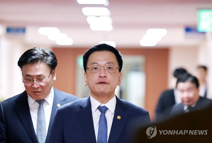 국무회의 참석하는 최상목 경제부총리 (서울=연합뉴스) 홍해인 기자 = 최상목 경제부총리 겸 기획재정부 장관이 25일 정부서울청사에서 열린 국무회의에 참석하고 있다. 2025.3.25 hihong@yna.co.kr