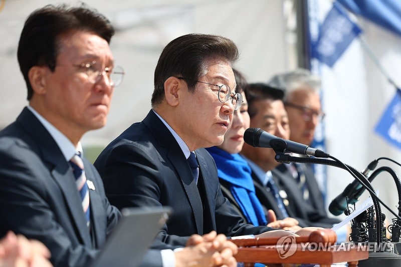 <b>이재명</b> "尹 복귀는 제2의 계엄 의미…韓·崔 <b>책임</b> 물어야"