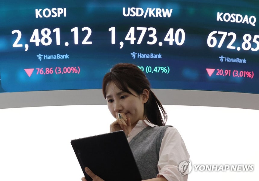 코스피 3% 급락<br>(서울=연합뉴스) 서명곤 기자 = 1년 5개월간 금지됐던 국내 주식시장 공매도가 재개된 31일 서울 중구 하나은행 딜링룸에서 한 딜러가 상황을 주시하고 있다. 이날 코스피는 공매도 재개, 상호관세 