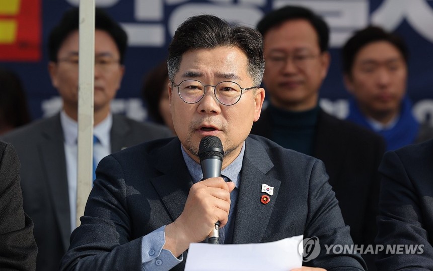 원내대책회의 발언하는 박찬대 원내대표 (서울=연합뉴스) 류영석 기자 = 더불어민주당 박찬대 원내대표가 1일 서울 광화문 앞 민주당 천막당사에서 열린 원내대책회의에서 발언하고 있다. 2025.4.1 ondol@yna.