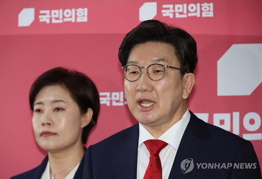 권성동 원내대표, 현안 관련 브리핑 (서울=연합뉴스) 박동주 기자 = 국민의힘 권성동 원내대표가 1일 서울 여의도 국회에서 현안 관련 브리핑을 하고 있다. 2025.4.1 pdj6635@yna.co.kr