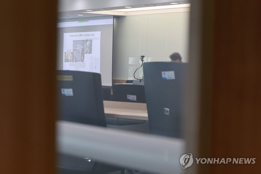 의대생 복귀, 강의는 온라인으로 (서울=연합뉴스) 신현우 기자 = 전국 대부분 의과대학으로 의대생들이 복귀한 가운데 1일 서울 시내 한 의대 강의실에서 교수가 온라인 강의를 진행하고 있다.     전국 의대들은 전날