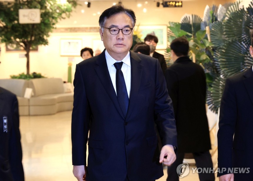 빈소 찾은 정진석 대통령실 비서실장 (부산=연합뉴스) 차근호 기자 = 2일 오후 부산 해운대구 해운대백병원 장례식장에 차려진 장제원 전 국회의원 빈소에 정진석 대통령실 비서실장이 조문을 위해 방문하고 있다. 2025