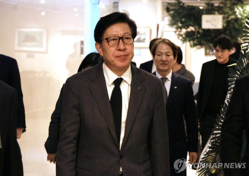 장제원 전 의원 빈소 찾은 박형준 시장 (부산=연합뉴스) 차근호 기자 = 2일 오후 부산 해운대구 해운대백병원 장례식장에 차려진 장제원 전 국회의원 빈소에 박형준 부산시장이 조문하기 위해 들어오고 있다. 2025.4