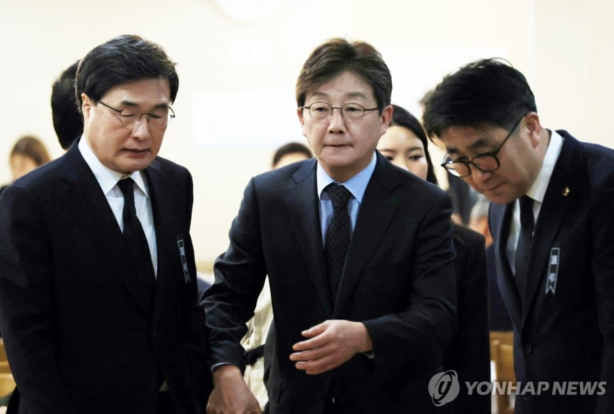 유승민 전 의원 빈소 방문 (부산=연합뉴스) 차근호 기자 = 2일 오후 부산 해운대구 해운대백병원 장례식장에 차려진 장제원 전 국회의원 빈소에 유승민 전 의원이 조문한 뒤 빈소를 나서고 있다. 2025.4.2 rea