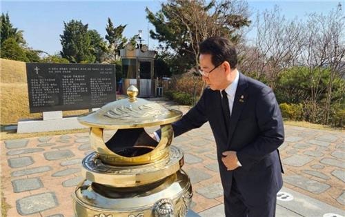 <b>김영록 전남지사</b>, DJ 묘소 참배 "정의로운 <b>탄핵</b> 인용 기원"