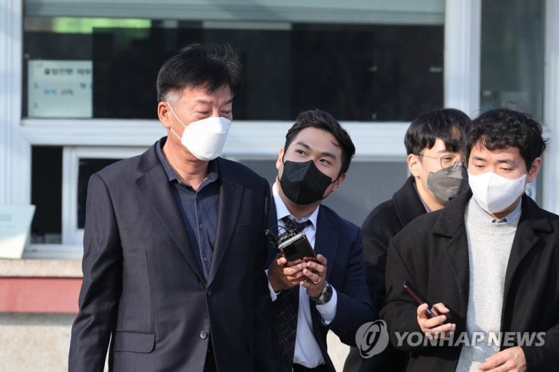 검찰, '<b>함정비리</b>·인사청탁 혐의' <b>김홍희</b> 전 <b>해경청장</b> 구속기소