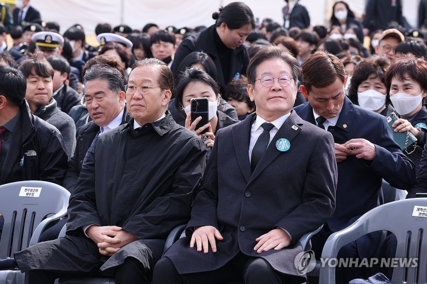 서해 수호의날 기념식 참석한 권영세-이재명 (대전=연합뉴스) 홍해인 기자 = 국민의힘 권영세 비대위원장과 더불어민주당 이재명 대표가 28일 국립대전현충원에서 열린 서해 수호의 날 기념식에 참석해 있다. 2025.3.