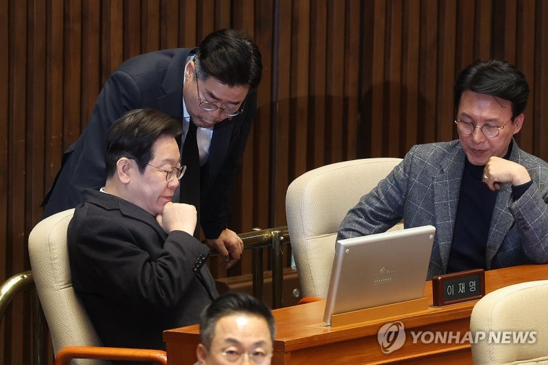 대화하는 <b>이재명 대표</b>