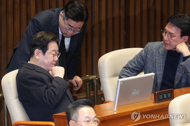 대화하는 <b>이재명 대표</b>