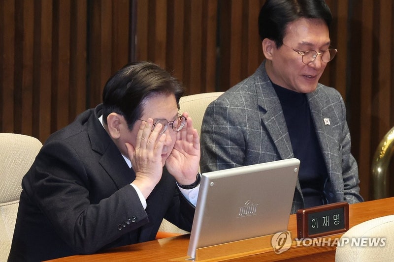 <b>본회의</b> 참석한 <b>이재명 대표</b>