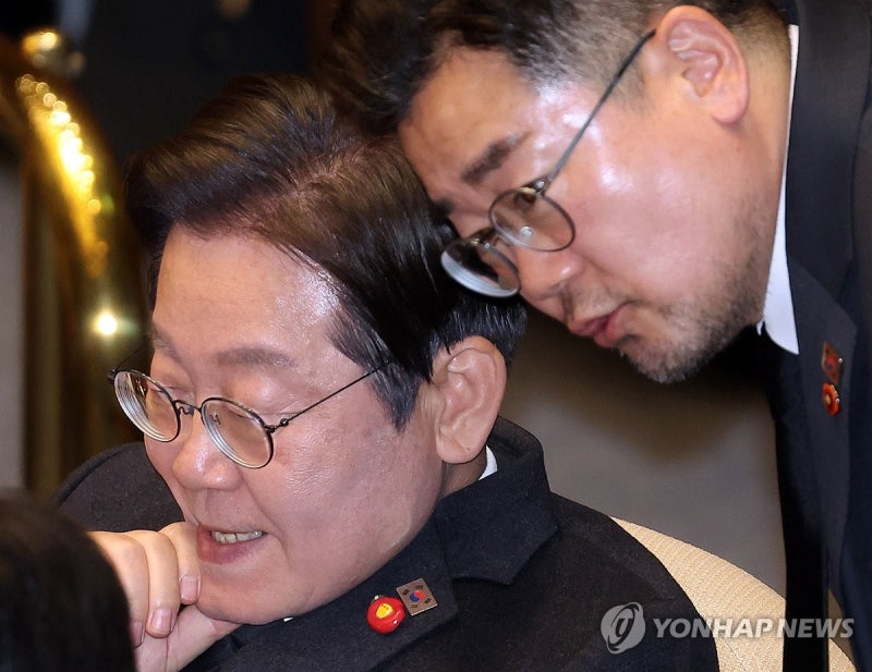 <b>본회의</b>서 대화하는 <b>이재명</b>과 박찬대