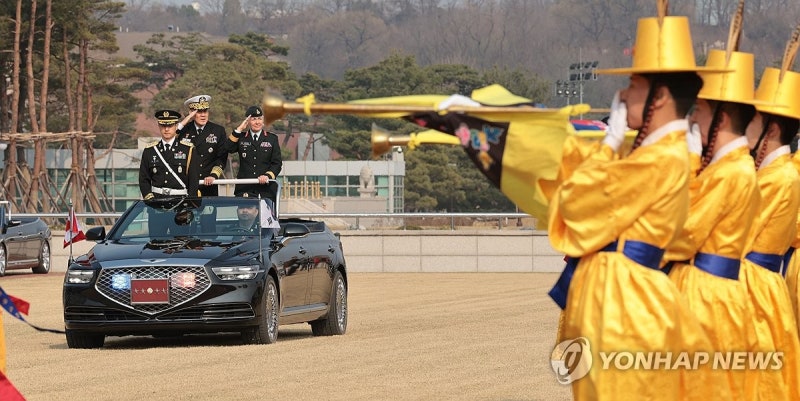 열병하는 제니 캐리냥 <b>캐나다 국방총장</b>