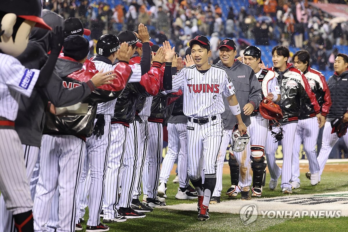 프로야구 1위 LG, KIA 완파…창단 후 개막 10경기 최고 승률(종합)