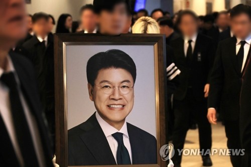 장제원 전 의원 발인식     (부산=연합뉴스) 차근호 기자 = 고(故)장제원 전 국회의원의 발인식이 4일 오전 부산 해운대구 해운대백병원 장례식장에서 열리고 있다. 2025.4.4     ready@yna.co.k