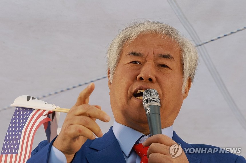 발언하는 전광훈 사랑제일교회 목사 (서울=연합뉴스) 신현우 기자 = 전광훈 사랑제일교회 목사가 5일 서울 세종대로에서 대한민국바로세우기국민운동본부가 연 광화문 국민대회에 참석해 발언하고 있다. 2025.4.5 now