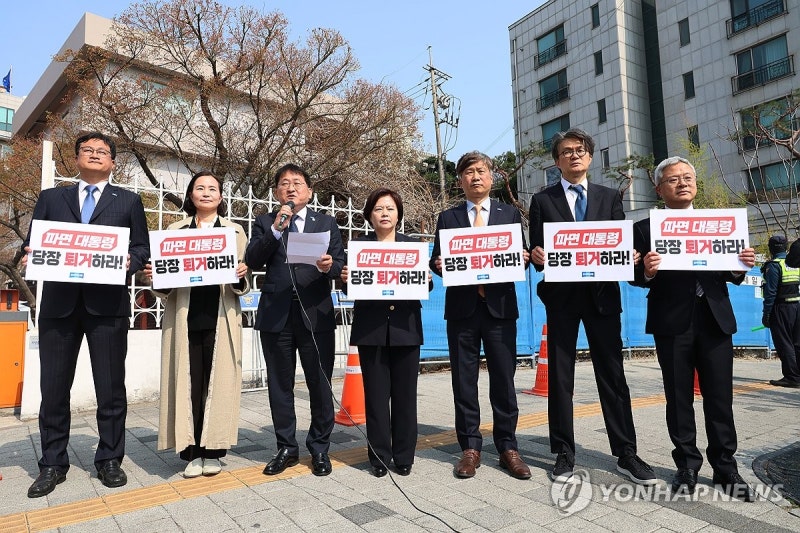 조국혁신당 "尹 <b>관저 퇴거</b> 고의 지연 의혹…당장 방 빼야"(종합)
