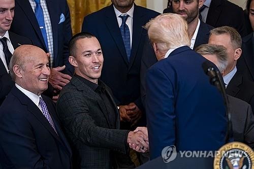 LA다저스 만난 <b>트럼프</b>, 한국계 에드먼에 "시리즈 MVP…재능많아"