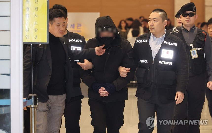 국내 송환된 강남 마약음료 피의자 (영종도=연합뉴스) 최재구 기자 = 26일 중국에서 국내로 송환된 강남 마약음료 피의자가 인천국제공항 입국장으로 들어오고 있다. 2023.12.26 jjaeck9@yna.co.kr
