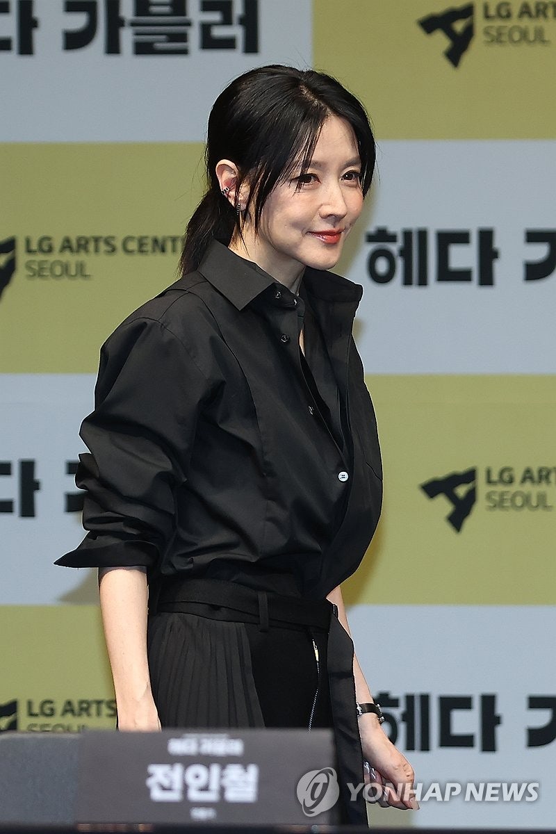 배우 <b>이영애</b> '<b>헤다 가블러</b>'로 32년 만에 <b>연극</b> 무대