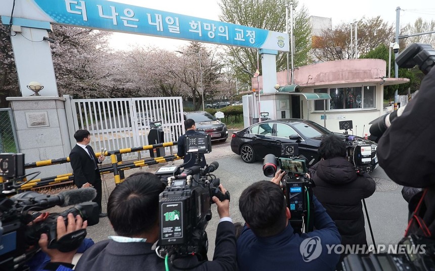 창원교도소 나서는 명태균 탑승 추정 차 (창원=연합뉴스) 김동민 기자 = 정치 브로커 명태균 씨가 탑승한 것으로 추정되는 차(첫 번 혹은 두 번째)가 9일 오후 경남 창원시 마산회원구 창원교도소에서 밖으로 나서고 있