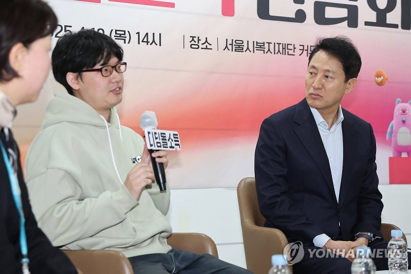 <b>디딤돌 소득</b> 가구 발언 듣는 <b>오세훈</b> 시장