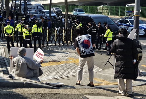 한남동 관저 앞 윤 전 대통령 지지자들 (서울=연합뉴스) 정윤주 기자 = 11일 오전 서울 용산구 한남동 대통령 관저 앞에서 윤석열 전 대통령 지지자들이 자리를 지키고 있다. 2025.4.11 jungle@yna.c
