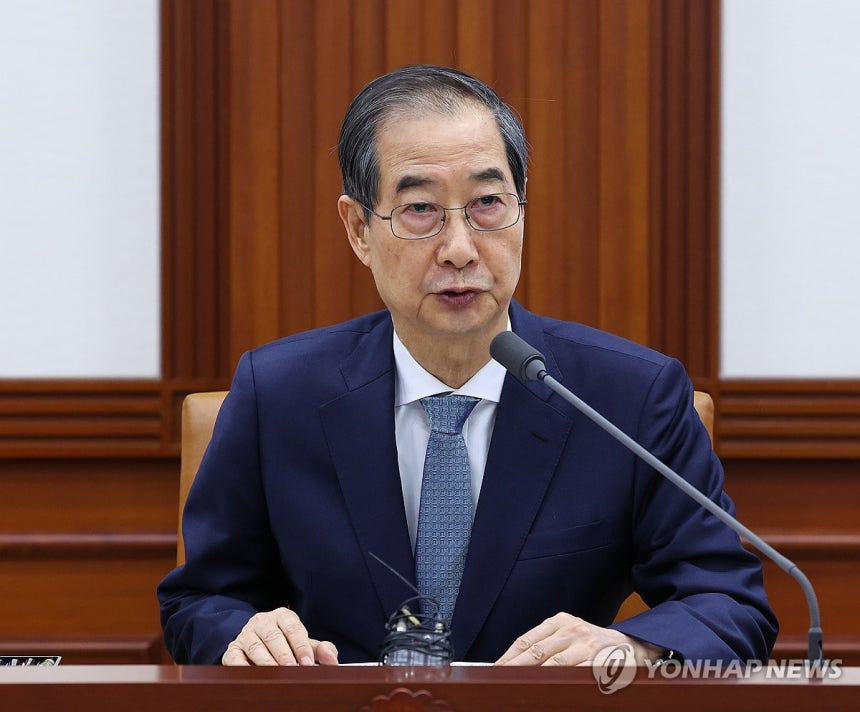 발언하는 한덕수 권한대행 (서울=연합뉴스) 한상균 기자 = 한덕수 대통령 권한대행 국무총리가 전날 정부서울청사에서 국정현안관계장관회의를 하고 있다. 2025.4.10 [대통령실통신사진기자단] xyz@yna.co.kr