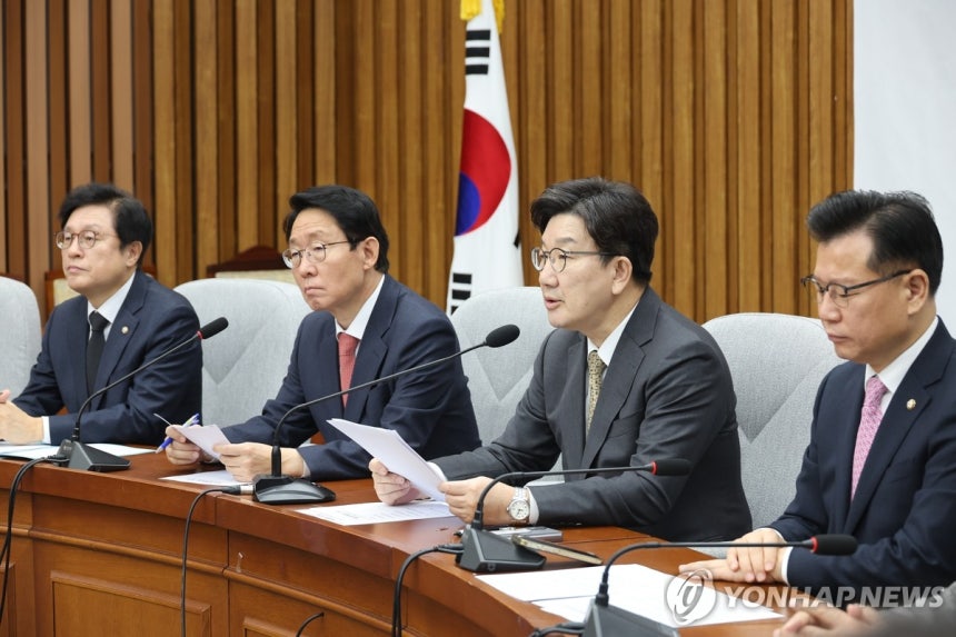 발언하는 국민의힘 권성동 원내대표 (서울=연합뉴스) 박동주 기자 = 국민의힘 권성동 원내대표가 11일 서울 여의도 국회에서 열린 원내대책회의에서 발언하고 있다. 2025.4.11 pdj6635@yna.co.kr