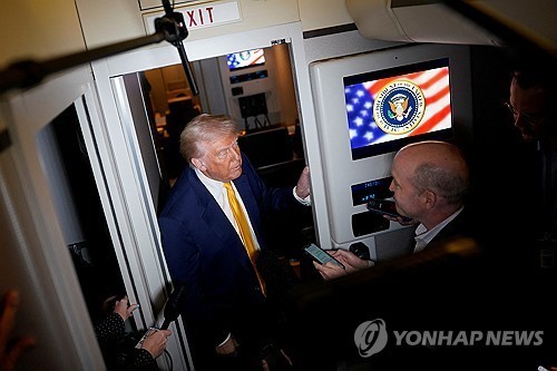 <b>트럼프</b>, 반도체 <b>관세</b> 질문에 "14일에 답하겠다…구체적일 것"