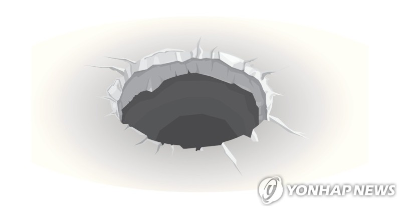 서울 마포구 <b>애오개역</b> 앞 지름 40 규모 <b>싱크홀</b> 발생