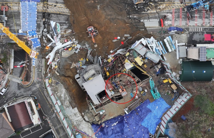 구조된 기사의 굴착기 [촬영 홍기원]