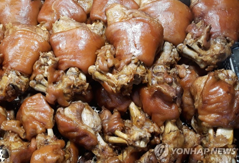 아내 명의로 저녁에 <b>족발집</b> 운영한 <b>공무원</b>…법원 "징계 정당"