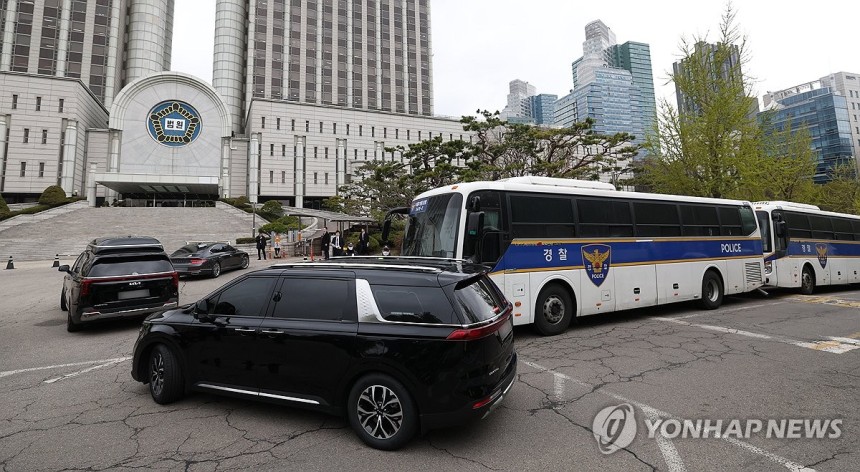 지하주차장 들어서는 윤 전 대통령 차량 (서울=연합뉴스) 내란 우두머리 혐의로 기소된 윤석열 전 대통령의 첫 형사재판이 열리는 14일 윤 전 대통령이 탑승한 차량이 서울 서초구 서울중앙지방법원 지하주차장으로 들어가고