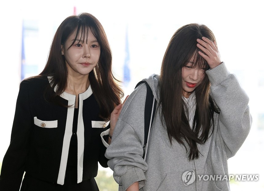 강남경찰서 향하는 쯔양 (서울=연합뉴스) 김성민 기자 = 가로세로연구소 대표 김세의씨를  협박 등의 혐의로 고소한 