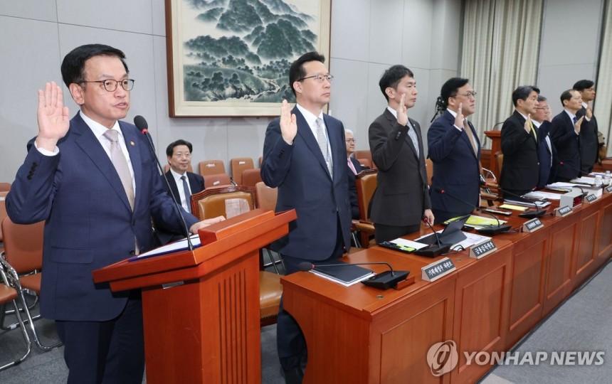 선서하는 최상목 부총리 (서울=연합뉴스) 김주형 기자 = 최상목 부총리 겸 기획재정부 장관이 16일 국회에서 열린 법제사법위원회 전체회의에서 선서하고 있다.     법사위는 이날 