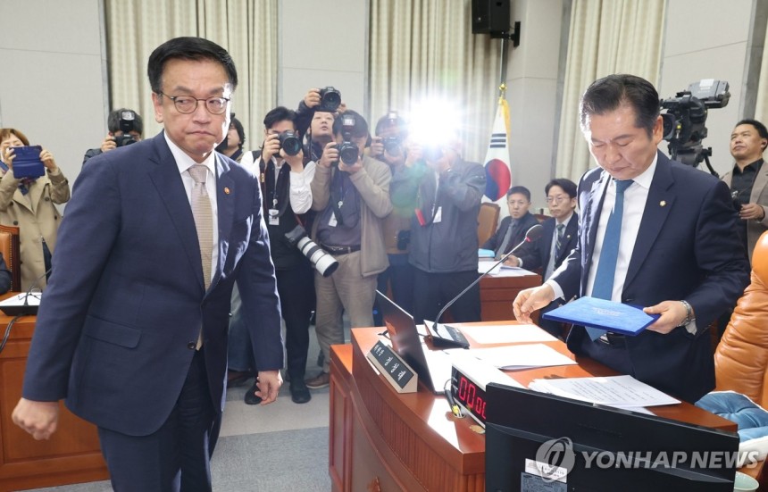 선서문 제출한 최상목 부총리 (서울=연합뉴스) 김주형 기자 = 최상목 부총리 겸 기획재정부 장관이 16일 서울 여의도 국회에서 열린 법제사법위원회 전체회의에서 정청래 위원장에게 선서문을 제출한 후 돌아서고 있다