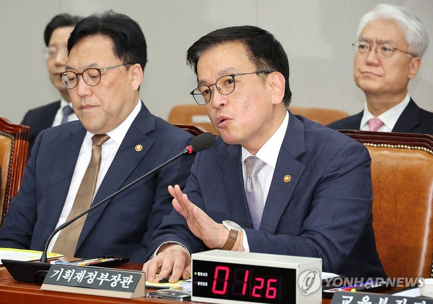 의원 질의에 답변하는 최상목 부총리 (서울=연합뉴스) 김주형 기자 = 최상목 부총리 겸 기획재정부 장관이 16일 국회에서 열린 법제사법위원회의 
