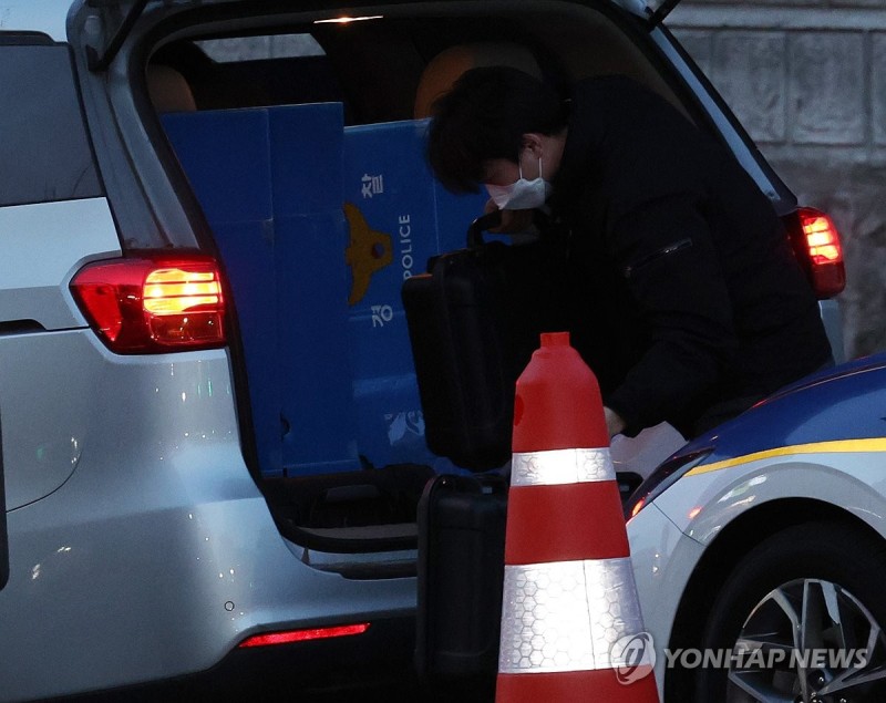 경찰, 10시간 대치 끝 <b>대통령실</b>·공관촌 <b>압수수색 무산</b>