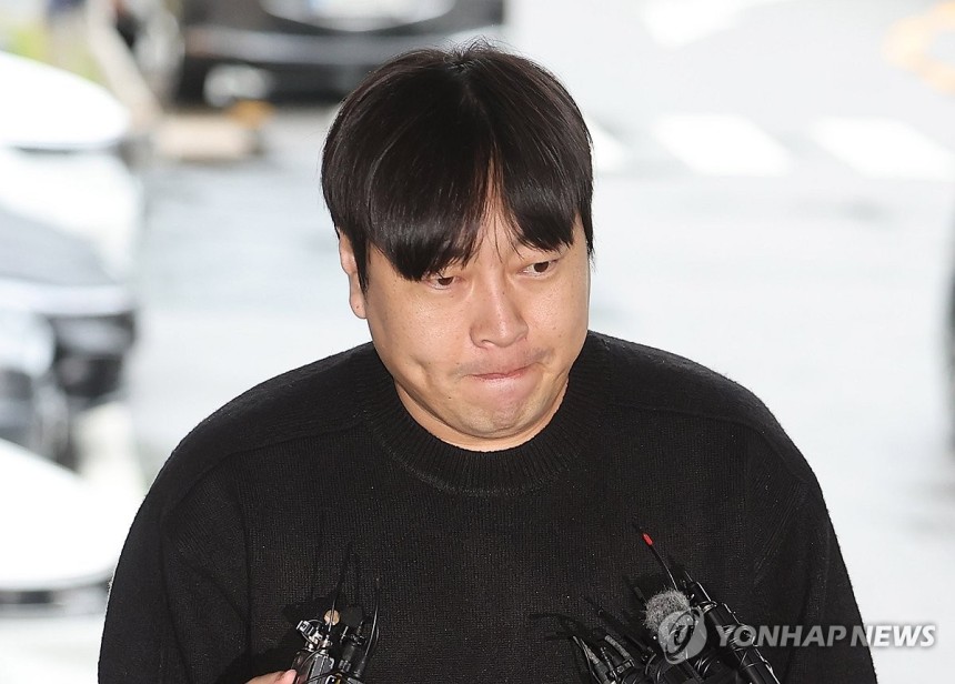 강남경찰서 들어서는 코미디언 이진호 [연합뉴스 자료사진]