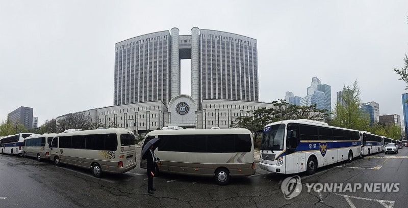법원, 尹 다음주 <b>재판</b>도 <b>지하</b><b>출입</b> 허용…차량통제·검색강화