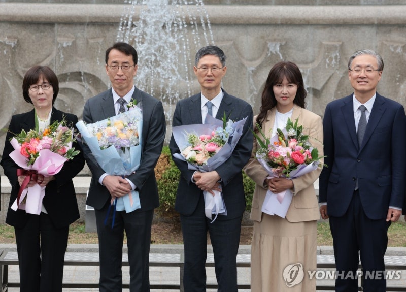 <b>퇴임</b> 기념 촬영하는 <b>문형배</b>-<b>이미선 헌법재판관</b>