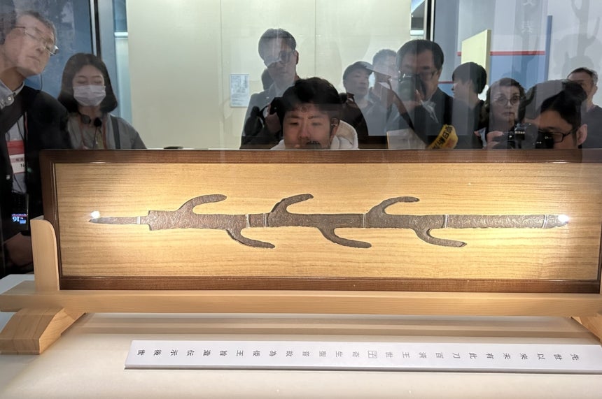 신비로운 칼 '칠지도' (나라=연합뉴스) 김예나 기자 = 지난 18일 일본 나라(奈良)현 나라국립박물관에서 열린 '초(超) 국보 - 영원의 아름다움' 특별전 언론 공개회에서 취재진이 칠지도를 바라보고 있다.