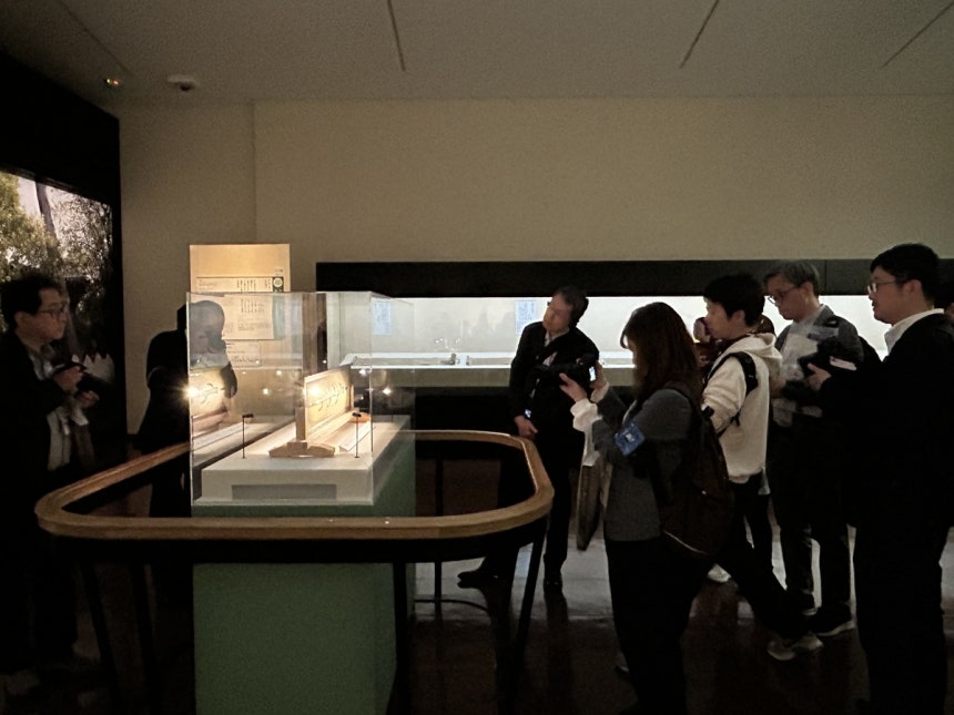 '칠지도'를 바라보는 취재진 모습 (나라=연합뉴스) 김예나 기자 = 지난 18일 일본 나라(奈良)현 나라국립박물관에서 열린 '초(超) 국보 - 영원의 아름다움' 특별전 언론 공개회에서 취재진이 칠지도를 바라