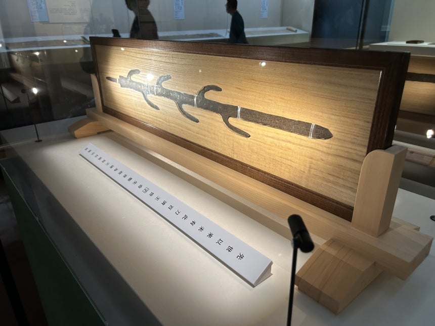 신비로운 칼 '칠지도' (나라=연합뉴스) 김예나 기자 = 지난 18일 일본 나라(奈良)현 나라국립박물관에서 열린 개관 130주년 기념 특별전 '초(超) 국보 - 영원의 아름다움' 언론 공개회에서 소개된 칠지도